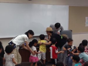 保育園児にマジックショー / マジシャンひろし