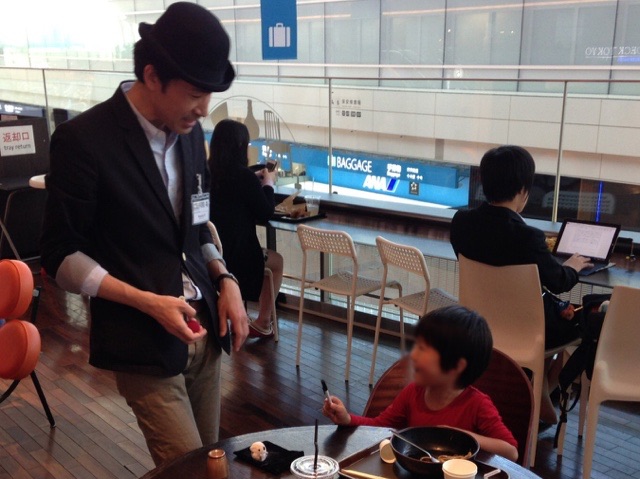 魔法をかけてもらう　羽田空港 アッパーデッキトウキョウ６周年 記念イベント/ 出張マジシャンひろしつ