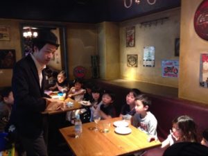 紙袋をごそごそすると
日本を去る家族の送別会にマジシャンの子供向けマジックショー in ゼスト キャンティーナ 西麻布 港区