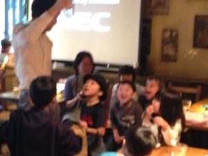 水の入ったでっかいグラスが紙袋から出現
日本を去る家族の送別会にマジシャンの子供向けマジックショー in ゼスト キャンティーナ 西麻布 港区