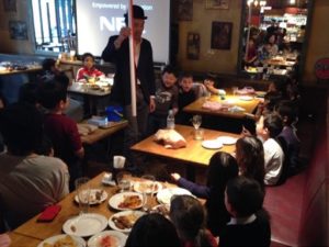 でっかいストローが出現
日本を去る家族の送別会にマジシャンの子供向けマジックショー in ゼスト キャンティーナ 西麻布 港区