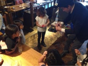 子供と一緒にシルクのハンカチを消しているところ
日本を去る家族の送別会にマジシャンの子供向けマジックショー in ゼスト キャンティーナ 西麻布 港区