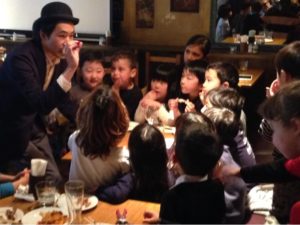 カップ・アンド・ボール
日本を去る家族の送別会にマジシャンの子供向けマジックショー in ゼスト キャンティーナ 西麻布 港区
