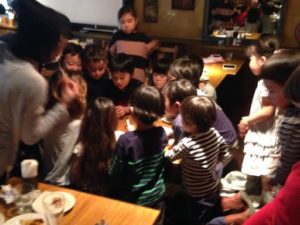 子供たちは最初、一列に座っていたのだけど
日本を去る家族の送別会にマジシャンの子供向けマジックショー in ゼスト キャンティーナ 西麻布 港区
