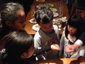 コインを子供の手から盗み取ります
日本を去る家族の送別会にマジシャンの子供向けマジックショー in ゼスト キャンティーナ 西麻布 港区