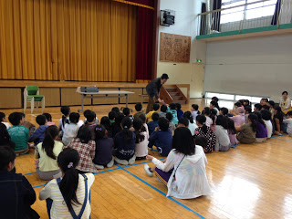 小学校の体育館でマジックショー / マジシャンひろし