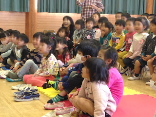 幼稚園でマジックショー 園児たち / マジシャンひろし