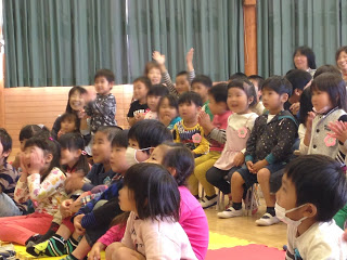 幼稚園でマジックショー 子供達 / マジシャンひろし
