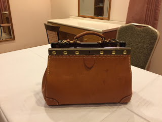 テーブルホッピング　マジシャンの鞄　出張　ひろし