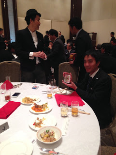 カードを選んで貰う　マジシャン　出張　ひろし