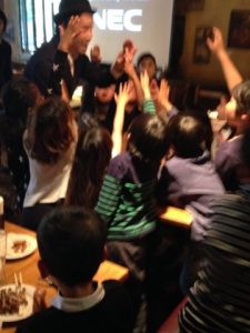 みんな元気に手が上がります
日本を去る家族の送別会にマジシャンの子供向けマジックショー in ゼスト キャンティーナ 西麻布 港区