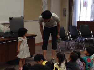 マジシャンの幼稚園児向けのマジックショー