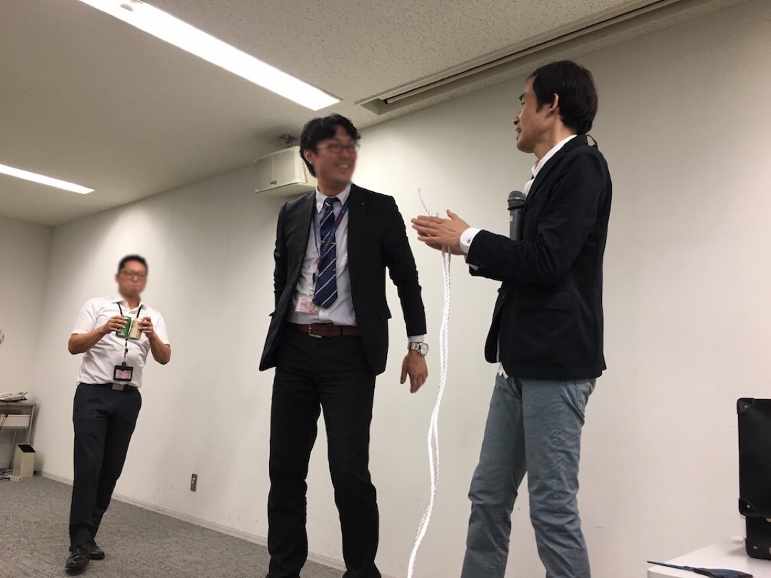 決起大会でマジックショー ロープマジック4