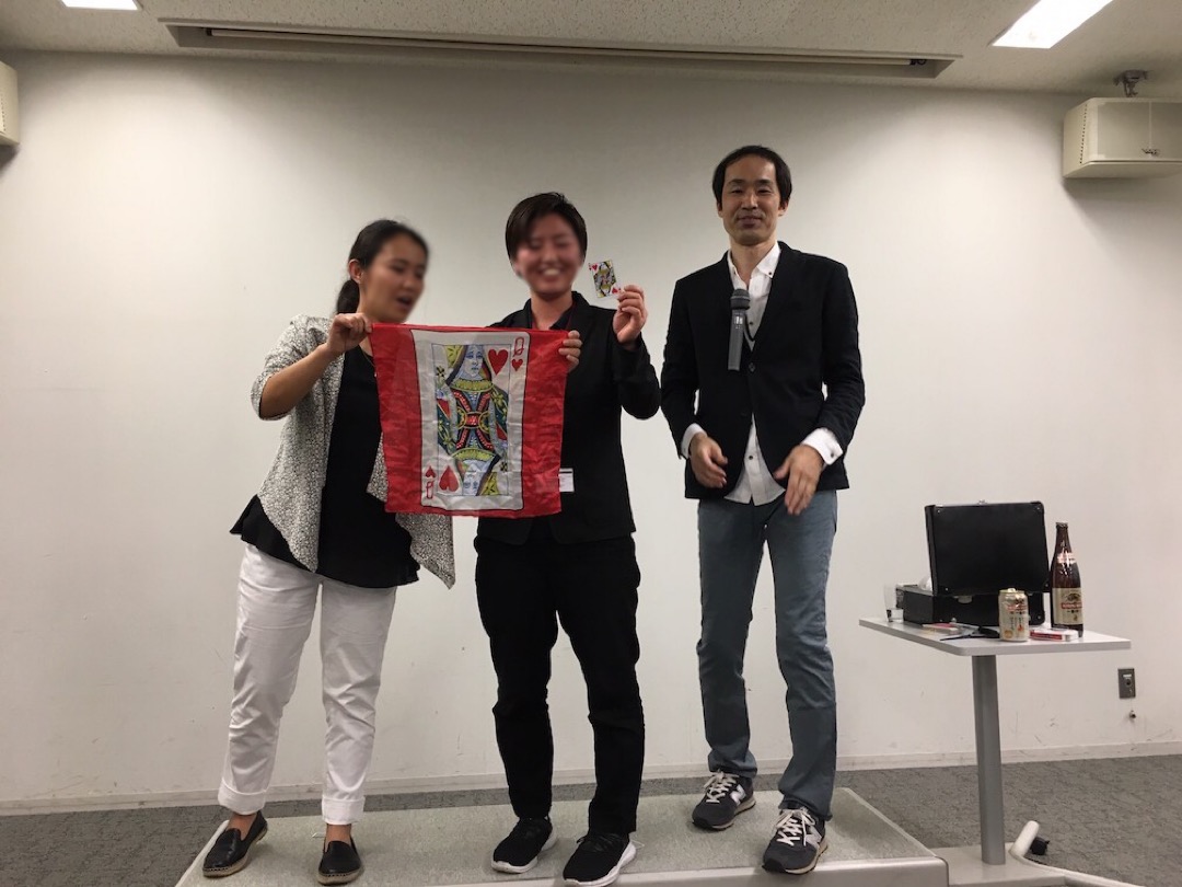 決起大会でマジックショー ハンカチに印刷されるカード 1