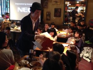 空の大きな紙袋を調べてもらっている
日本を去る家族の送別会にマジシャンの子供向けマジックショー in ゼスト キャンティーナ 西麻布 港区