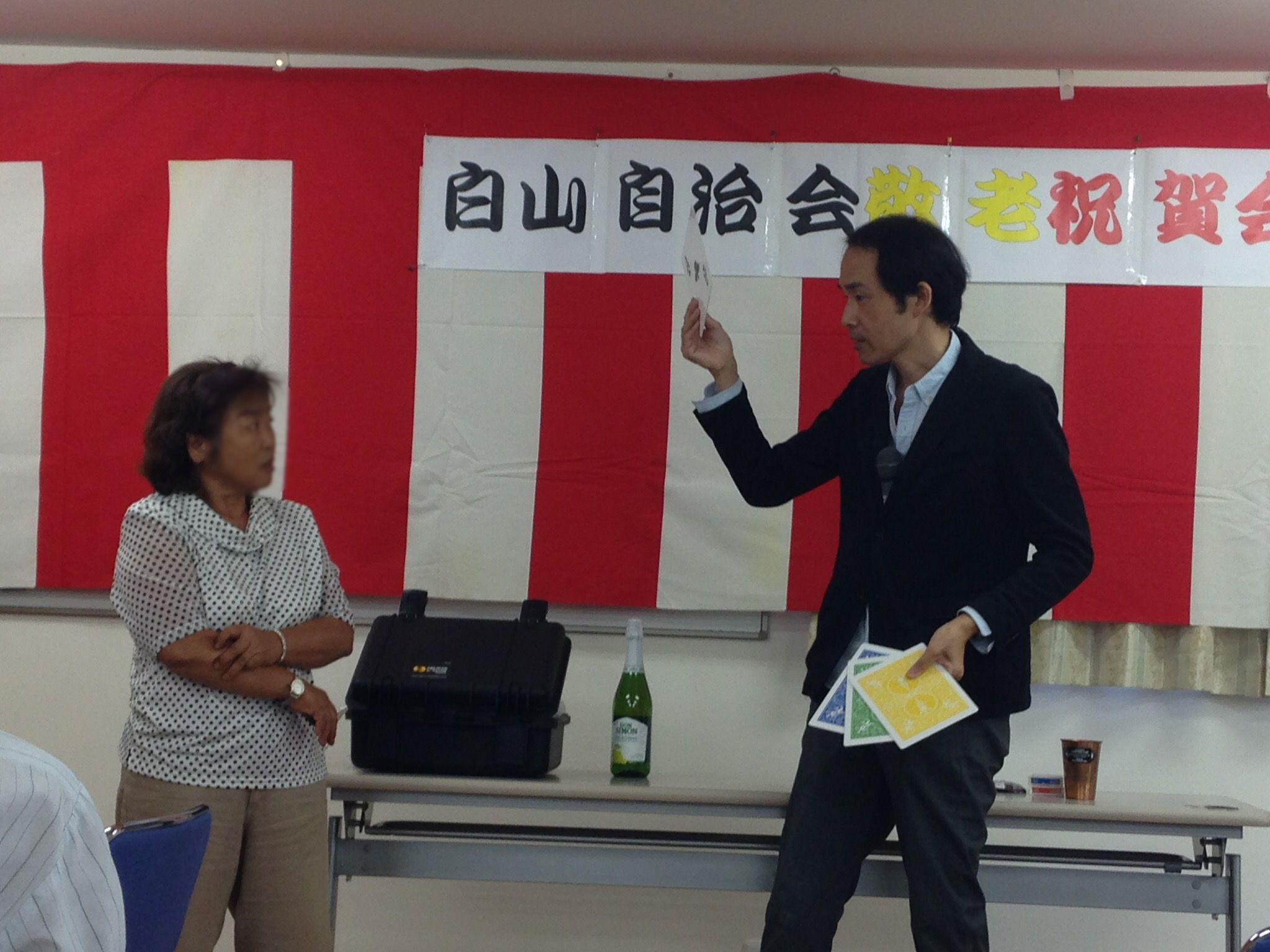 大きなカードを見せるマジシャン