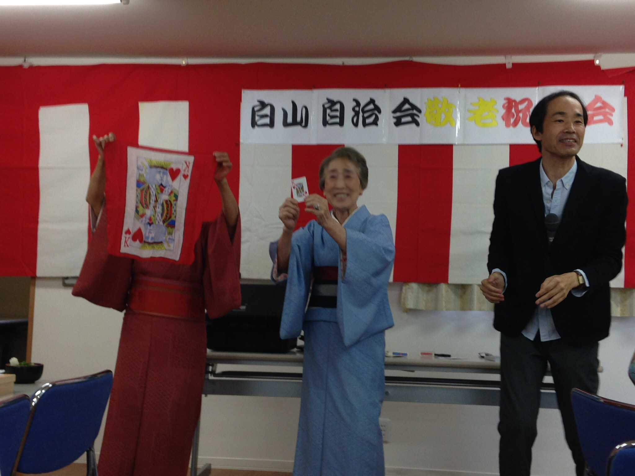 不思議で驚く和服の年配女性