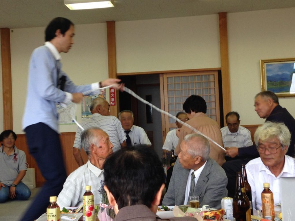 ロープを引っ張って仕掛けがないかを確認