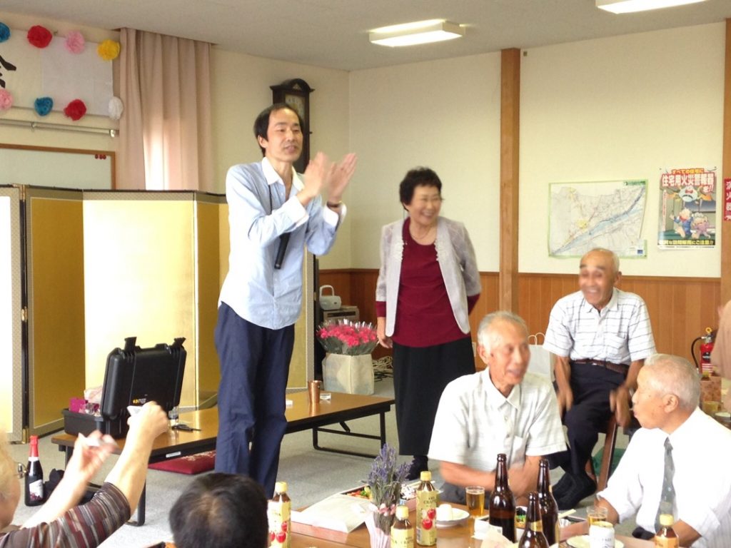 客に拍手