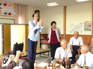 敬老の日のマジックショー　客に拍手