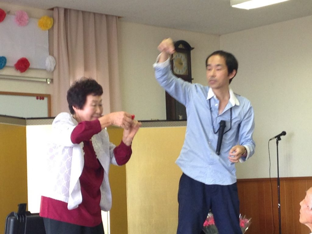 輪ゴムでハンカチを巻いてもらう