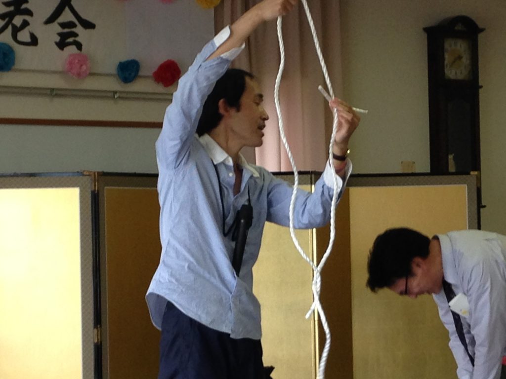 結び目がスライドする