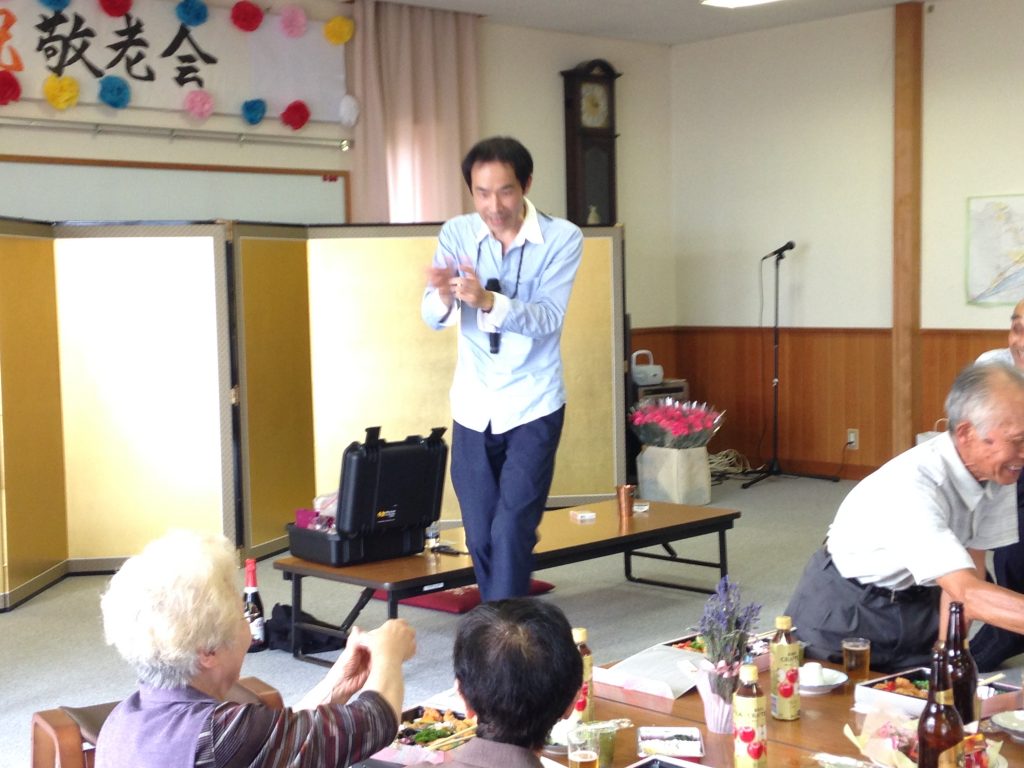 客にシャフルを催促するマジシャン
