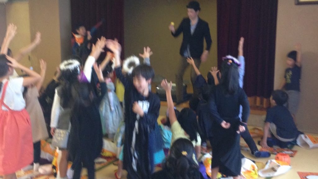 ハロウィーンイベントで子供向けマジックショー