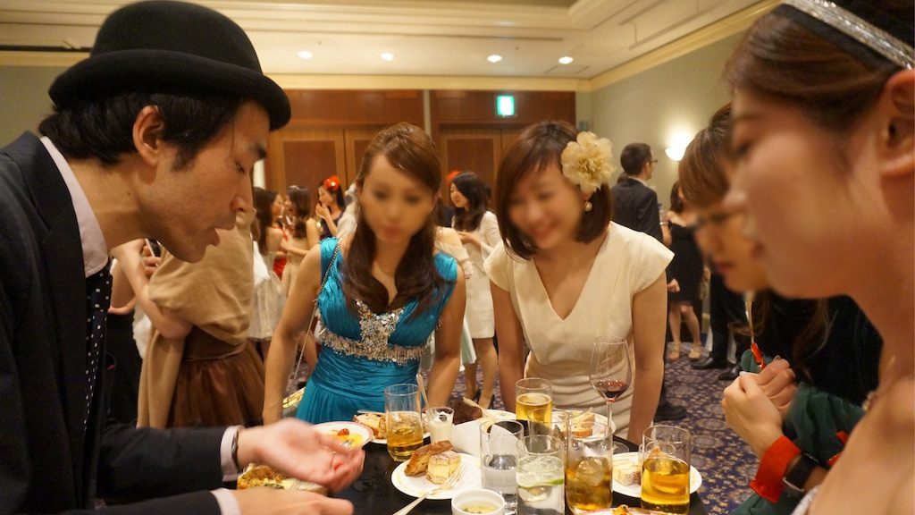企業のクリスマスパーティーでテーブルホッピングマジシャン