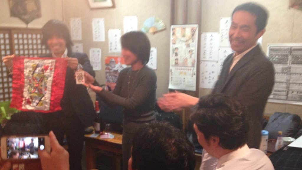 ハンカチにおまじないをかけると見事に印刷された 職場の忘年会の余興でマジシャン出張マジックショー in 東京都中央区東日本橋