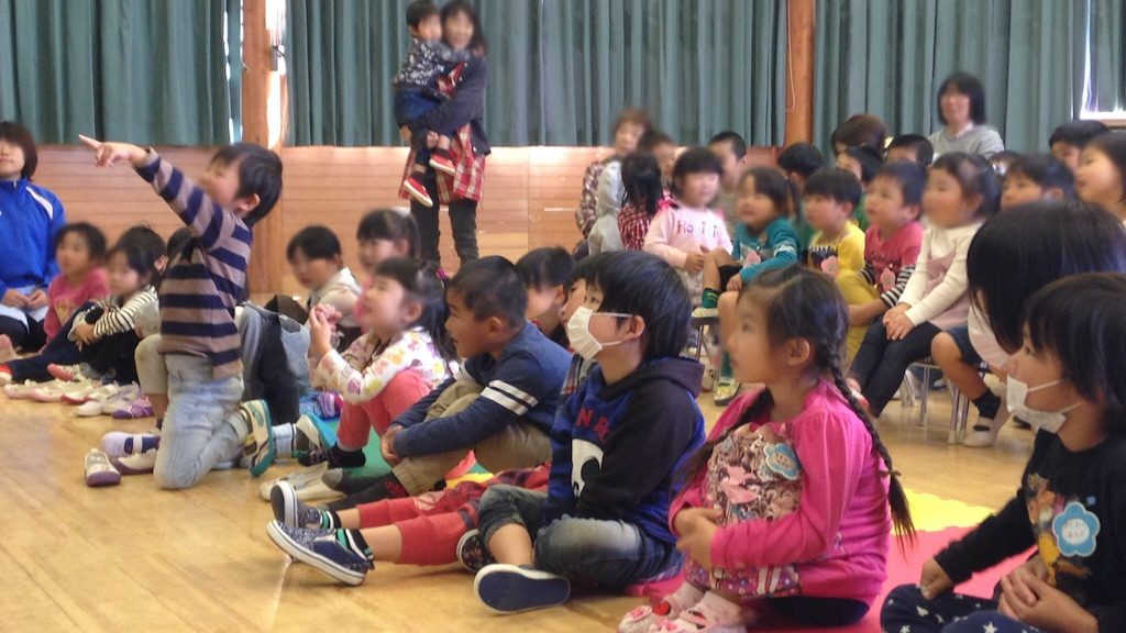 幼稚園の芸術鑑賞会でマジシャンのマジックショー