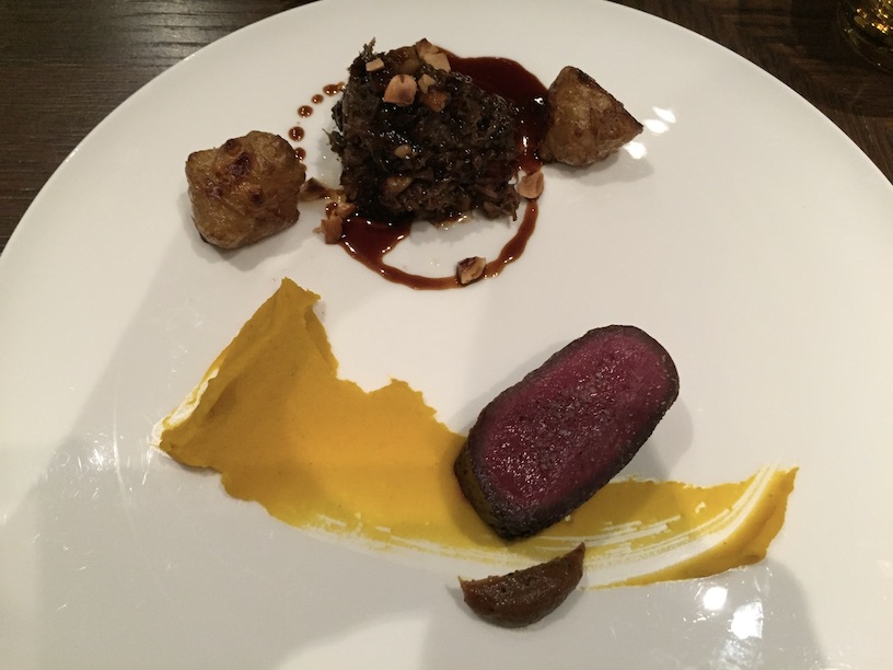 クリスマスパーティーでマジックショー 肉料理