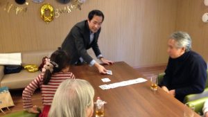 還暦のお誕生日のお祝いにマジシャンのサプライズマジックショー