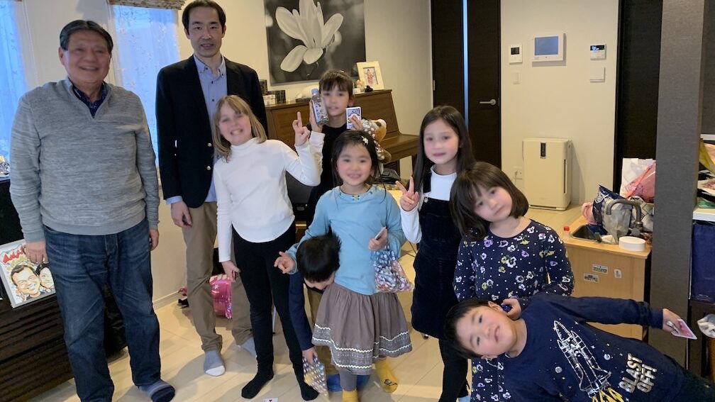 最後に記念撮影 9歳になる娘さんのお誕生日会でサプライズの出張マジックショー