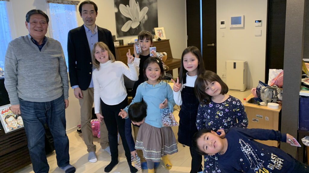 最後に記念撮影 9歳になる娘さんの誕生会でサプライズの出張マジックショー