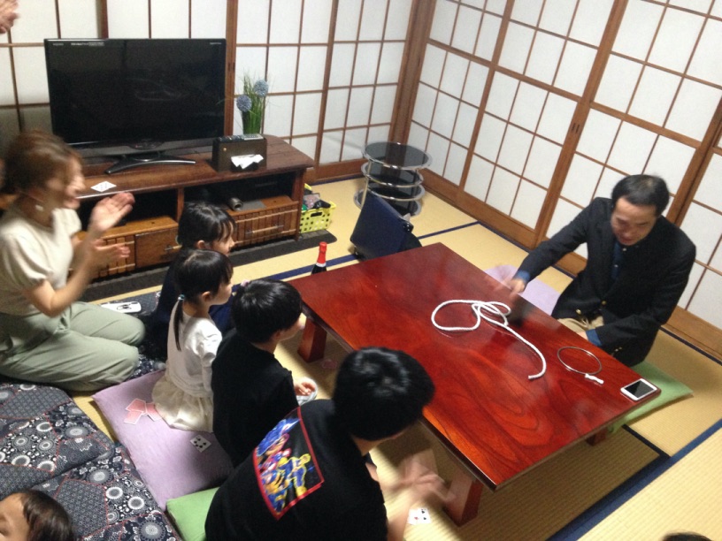 ロープの首抜け マジシャン