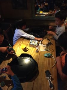 ベーゴマを進化させたおもちゃに夢中
日本を去る家族の送別会にマジシャンの子供向けマジックショー in ゼスト キャンティーナ 西麻布 港区