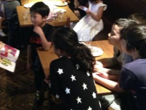 塗り絵のマジック
日本を去る家族の送別会にマジシャンの子供向けマジックショー in ゼスト キャンティーナ 西麻布 港区