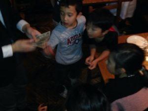人気のお札が増えるマジック
日本を去る家族の送別会にマジシャンの子供向けマジックショー in ゼスト キャンティーナ 西麻布 港区