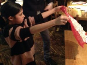 シルクのハンカチが怪しくないかを表裏を見せてもらっている
日本を去る家族の送別会にマジシャンの子供向けマジックショー in ゼスト キャンティーナ 西麻布 港区