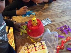 色んなゲームを持ち寄って遊んでいた
日本を去る家族の送別会にマジシャンの子供向けマジックショー in ゼスト キャンティーナ 西麻布 港区