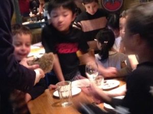 有名なロッキー・ラクーン。ラッキー君ではありませんよ。日本を去る家族の送別会にマジシャンの子供向けマジックショー in ゼスト キャンティーナ 西麻布 港区