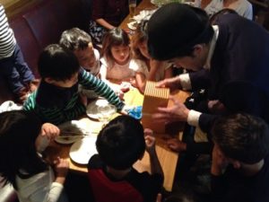 カラフルな不思議な箱
日本を去る家族の送別会にマジシャンの子供向けマジックショー in ゼスト キャンティーナ 西麻布 港区