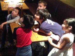ロープとリングを使ったマジック
日本を去る家族の送別会にマジシャンの子供向けマジックショー in ゼスト キャンティーナ 西麻布 港区