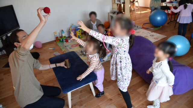 でっかいボールが出現 6歳の女の子の誕生パーティーでマジシャン出張/派遣マジックショー 東京都町田市