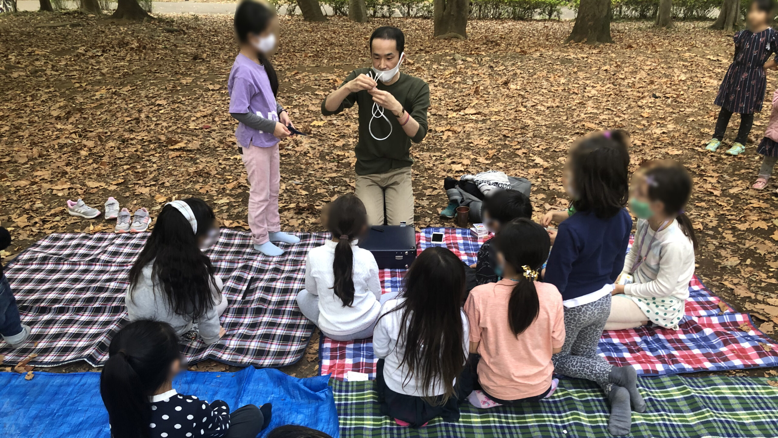 ロープマジックです 8歳になる娘さんのバースデー会でマジシャンのマジックショー 目黒区 林試の森公園