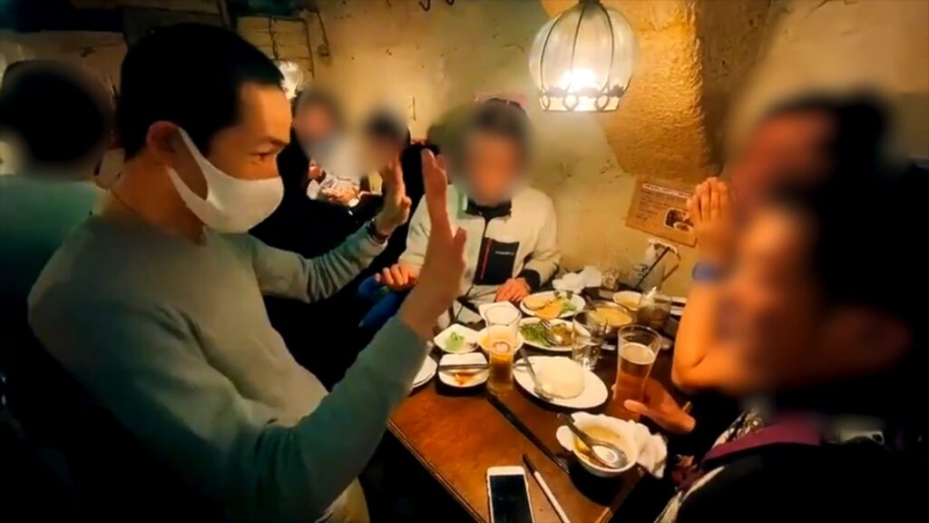 手には何も持ってません 配達員の方の忘年会にマジシャン出張/派遣デリバリー 東京都渋谷区道玄坂