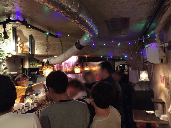 盛り上がる店内 配達員の方の忘年会にマジシャンデリバリー 東京都渋谷区道玄坂