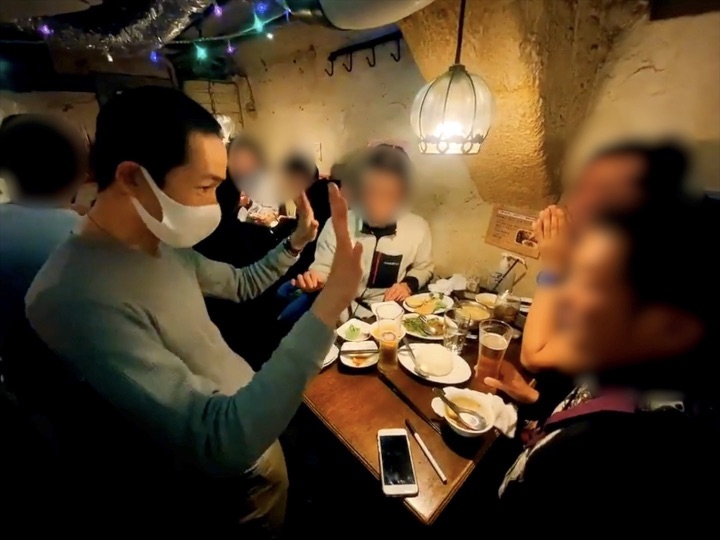 手には何も持ってません 配達員の方の忘年会にマジシャン出張/派遣デリバリー 東京都渋谷区道玄坂