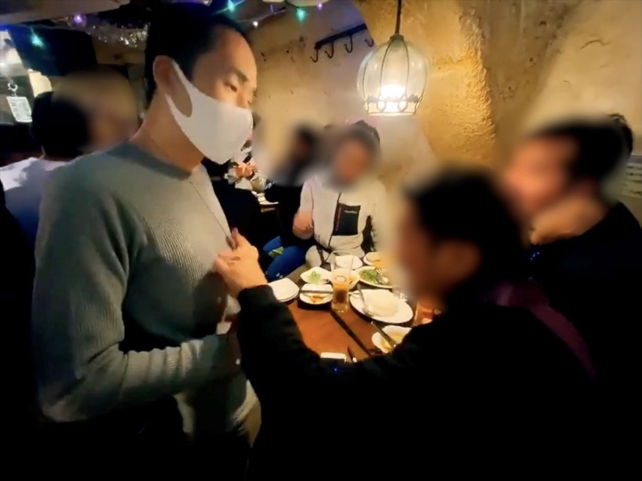マジシャンの胸を調べるけどシャツに穴は開いていない 配達員の方の忘年会にマジシャンデリバリー 東京都渋谷区道玄坂